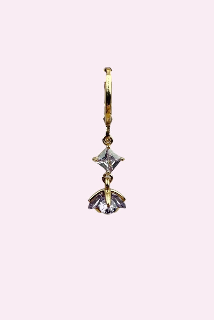 Amethyst Lotus Huggie oorbel met zirconia en diamantaccenten – Stay Gold Antwerp