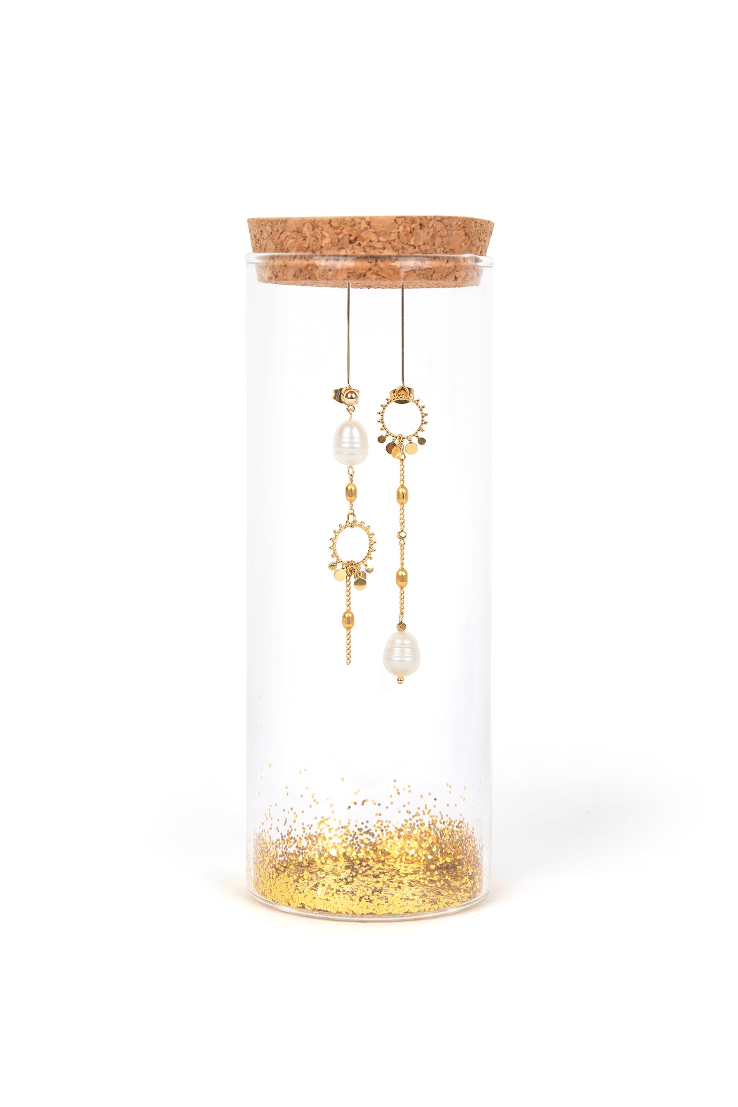 Asymmetrische steker oorbellen met zoetwaterparel