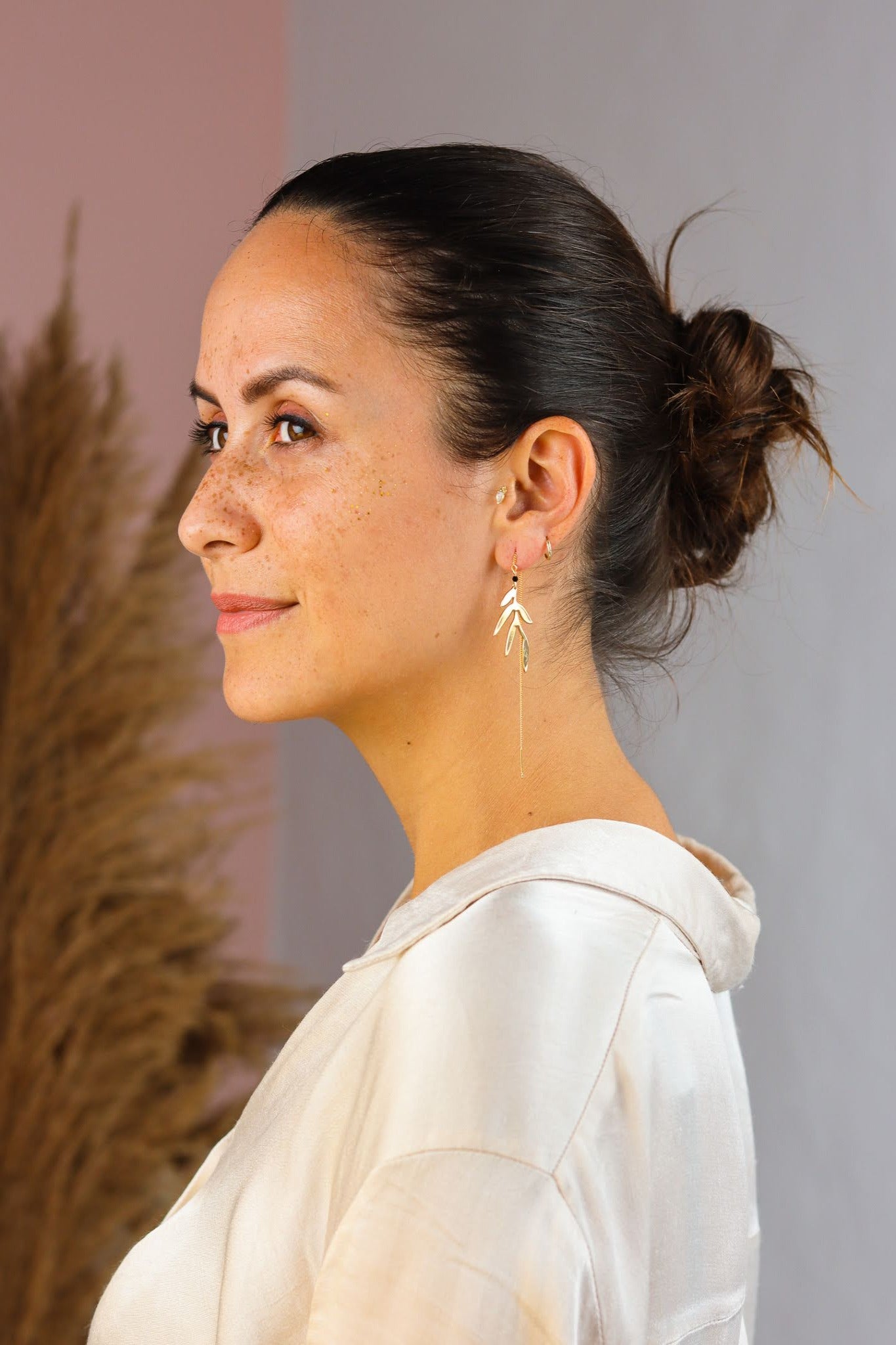 Stay Gold by Mme bovary Dangling golden poetic leaf threader earrings