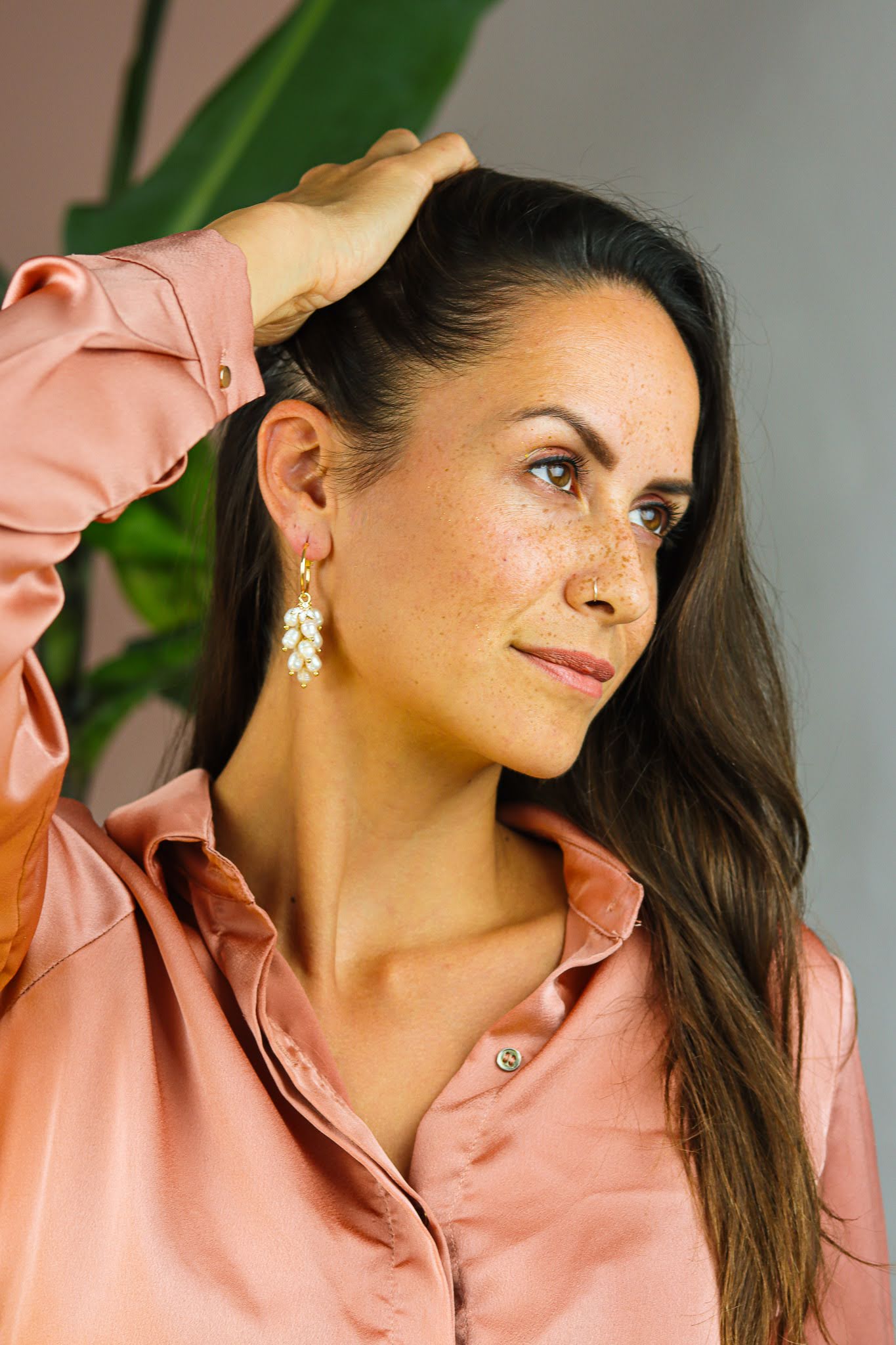 Stay gold by Mme Bovary Asymmetrical statement pearl & leaf earring