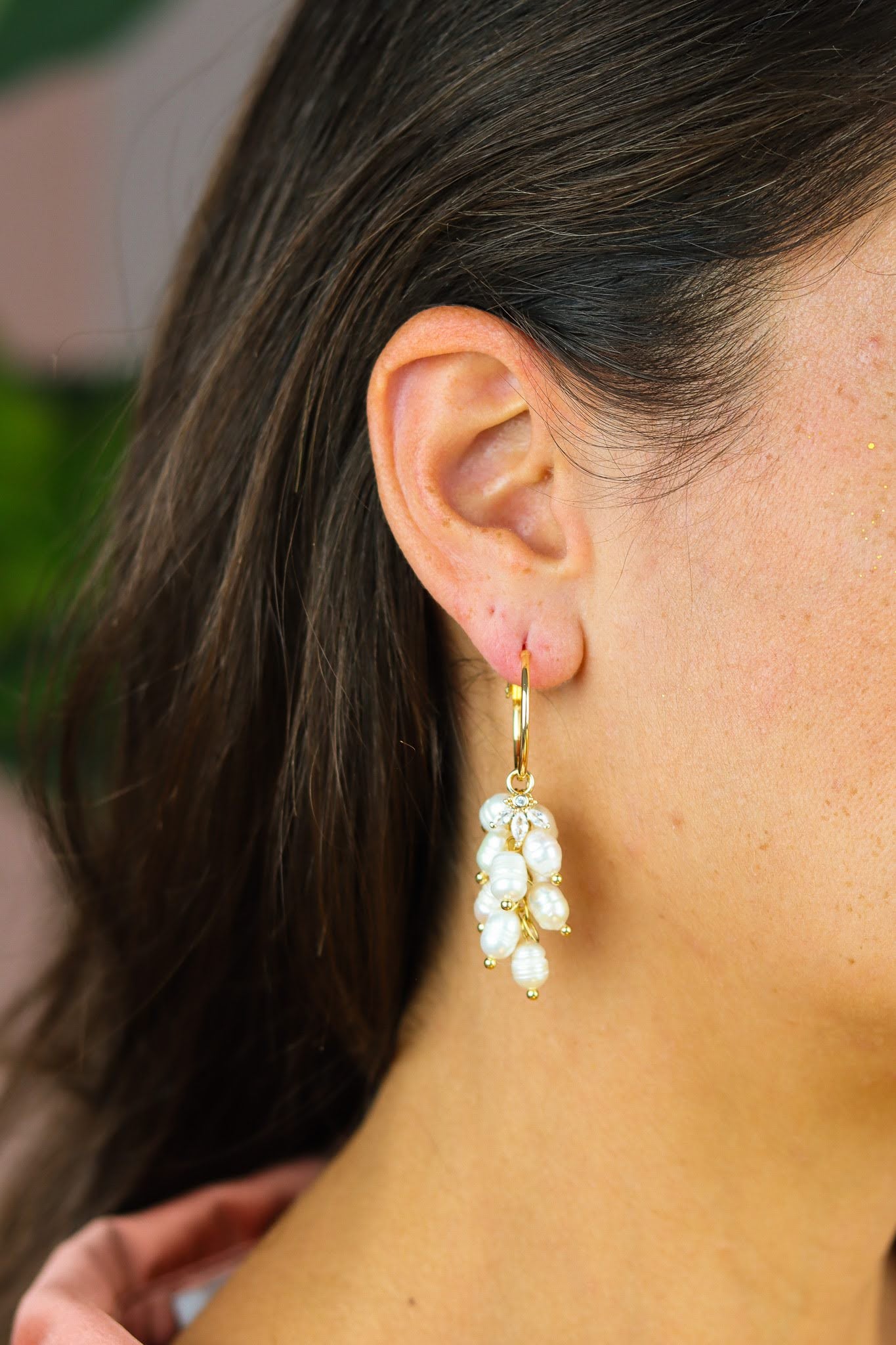 Stay gold by Mme Bovary Asymmetrical statement pearl & leaf earring