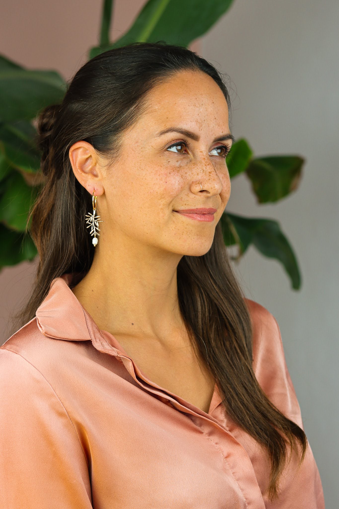 Asymmetrical pearl and leaf earrings