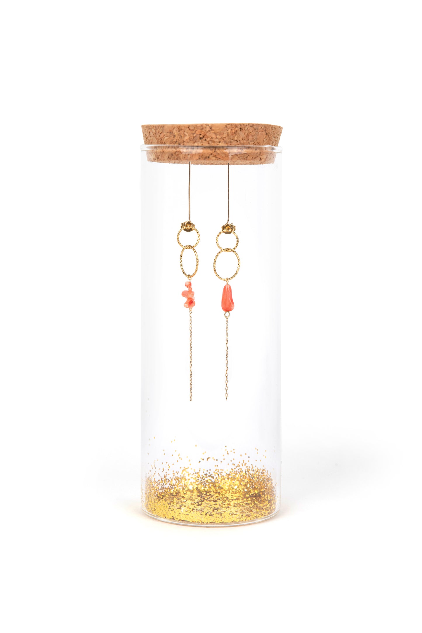 Minimalistische asymmetrische stekers met roze koraal