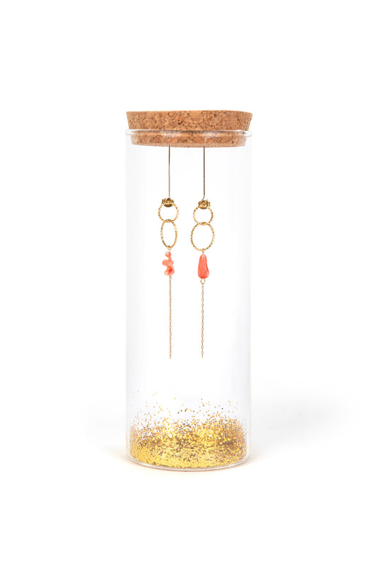 Minimalistische asymmetrische stekers met roze koraal