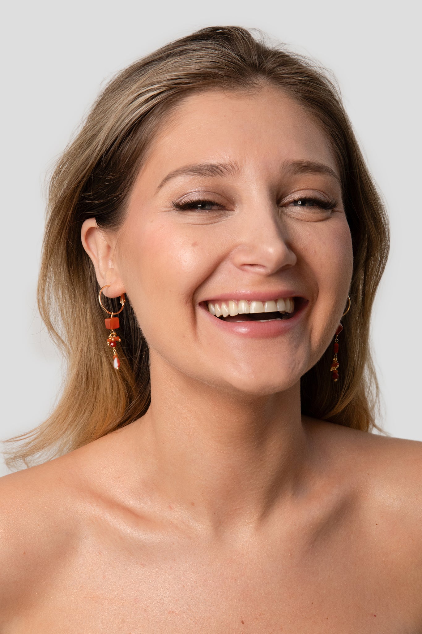 Stay-Gold-by-Mme-Bovary-Bahiti-earrings-carnelian-cube.