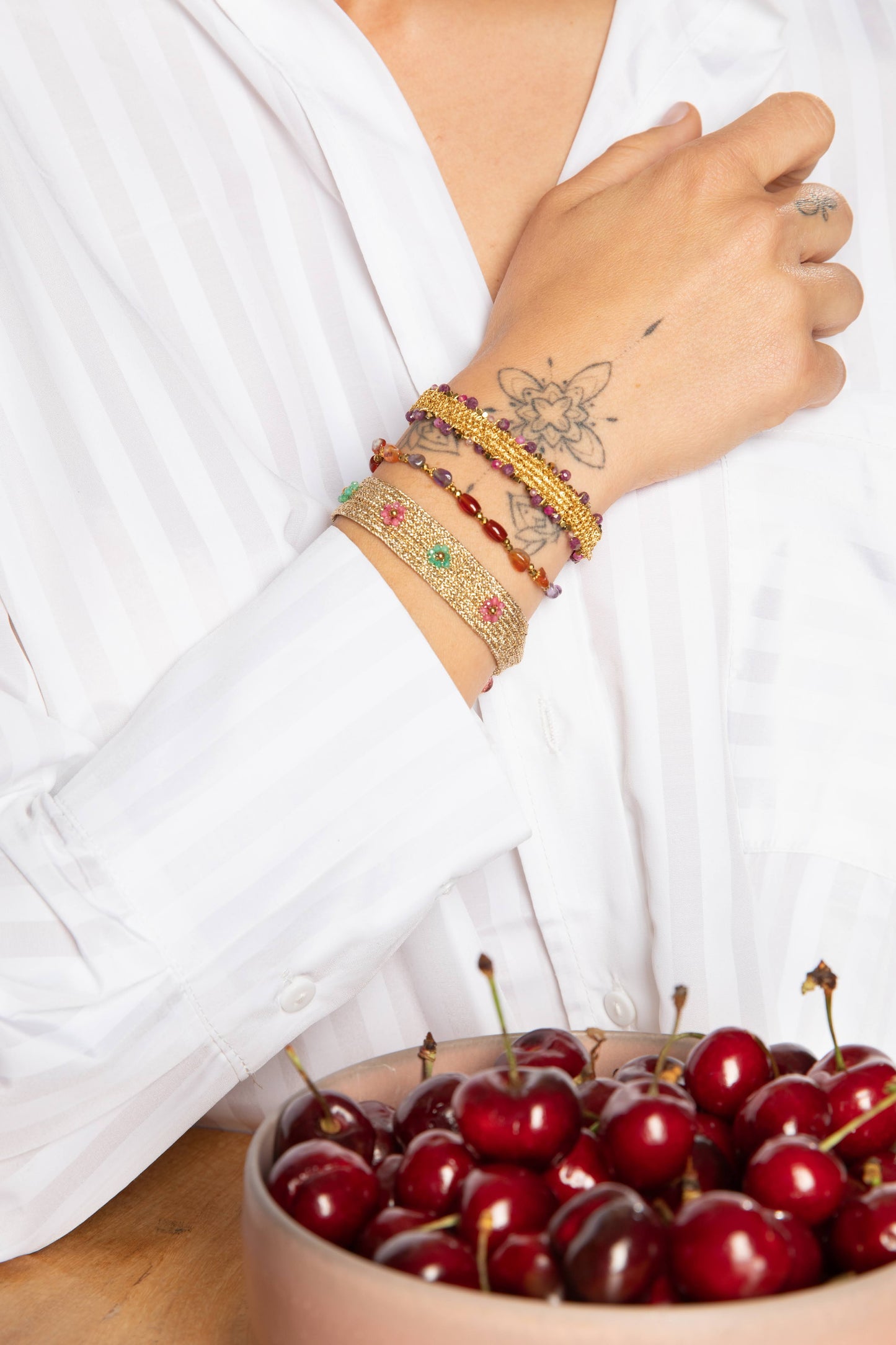 Look van 3 armbandjes met halfedelstenen