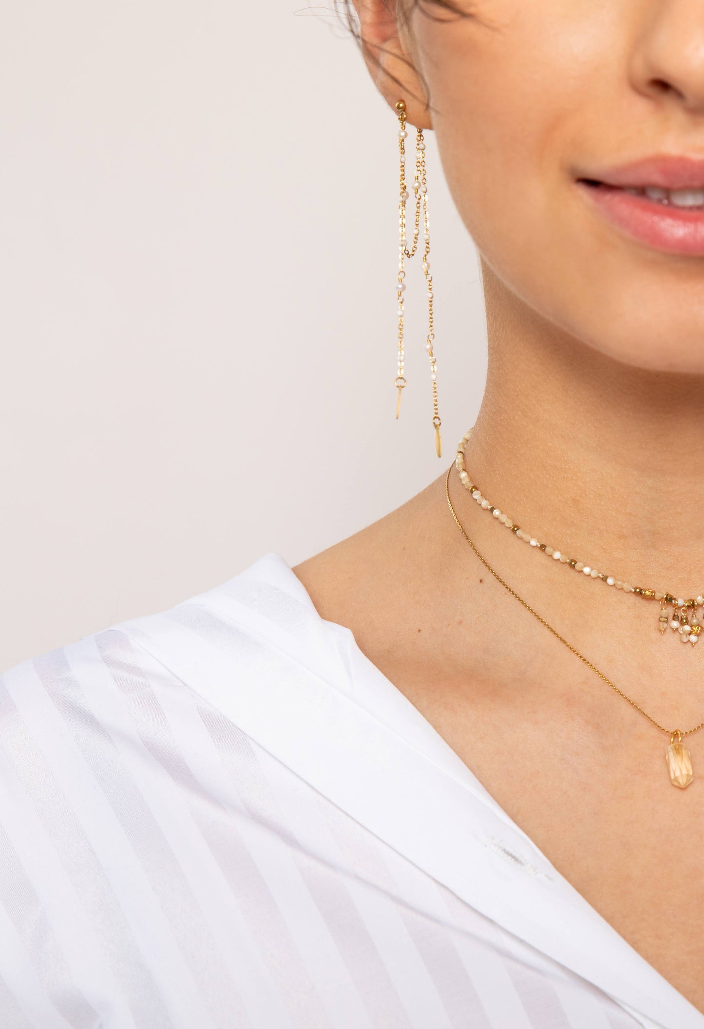 lange witte chandelier steker oorbellen in stainless steel