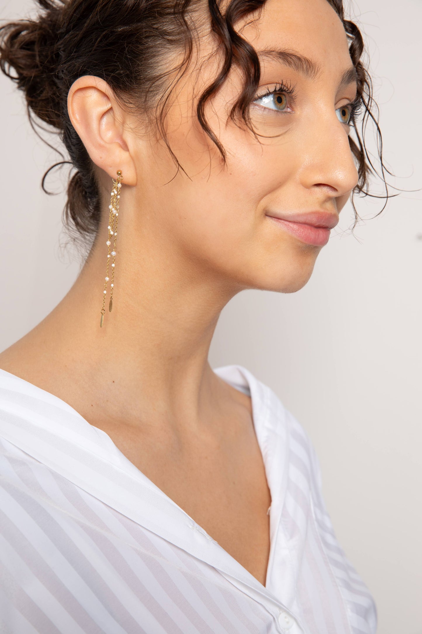 lange witte chandelier steker oorbellen in stainless steel