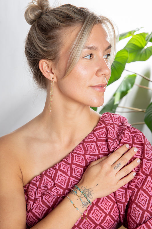 Gedrapeerde ketting oorbellen met strawberry kwarts