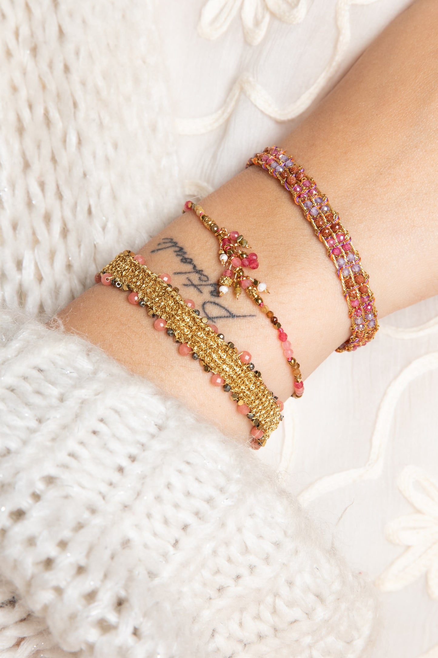 Look van 3 stoffen armbandjes met strawberry kwarts voor vreugde