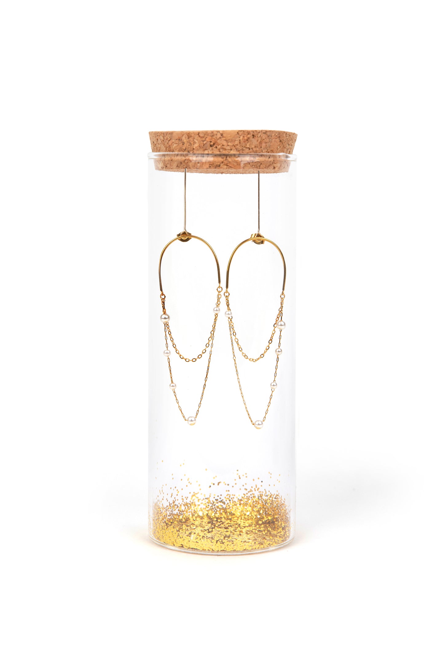 Steker oorbellen met fijne zoetwaterparels gedrapeerde met kettingen