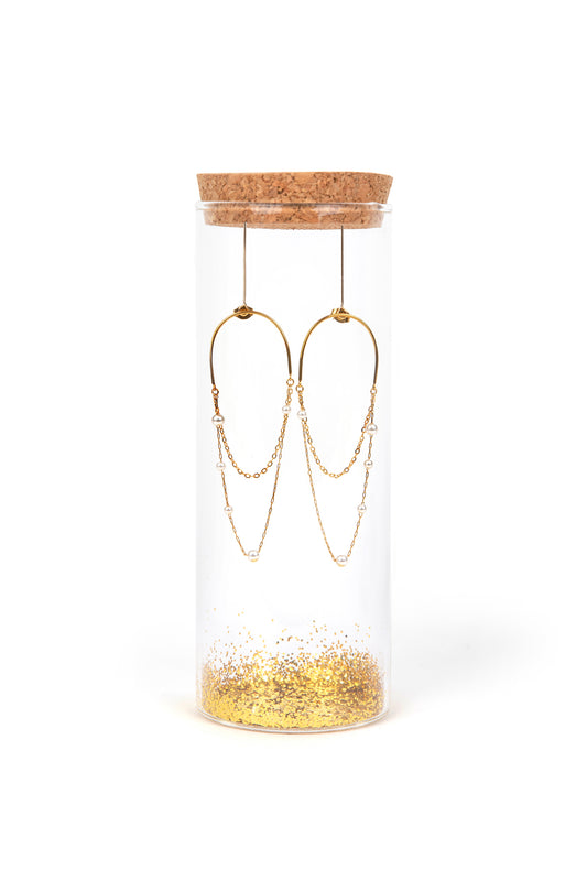 Steker oorbellen met fijne zoetwaterparels gedrapeerde met kettingen