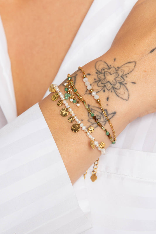 Look van 3 armbandjes met parel en maansteen