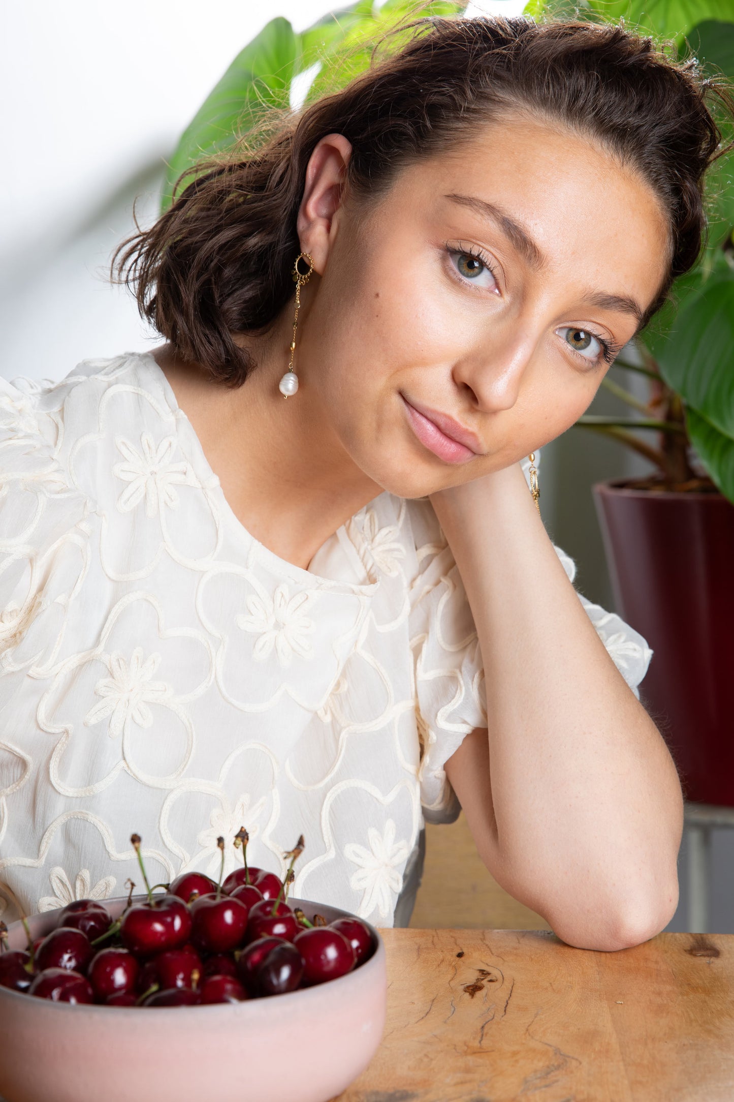 Asymmetrische steker oorbellen met zoetwaterparel