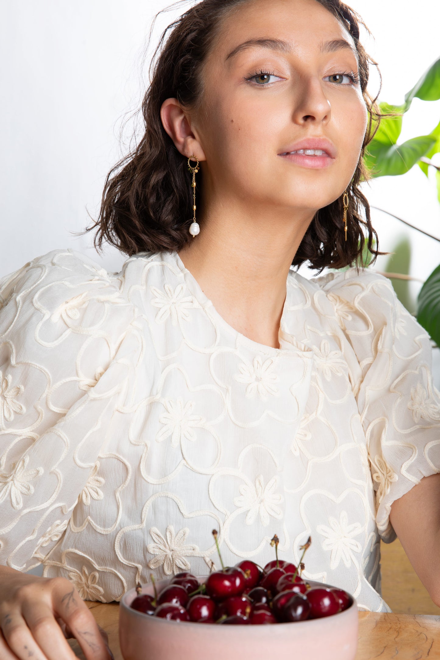 Asymmetrische steker oorbellen met zoetwaterparel