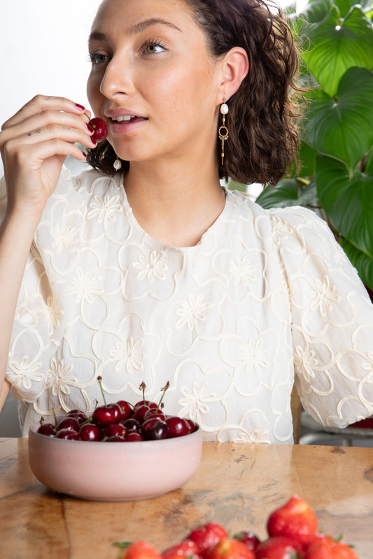 Asymmetrische steker oorbellen met zoetwaterparel