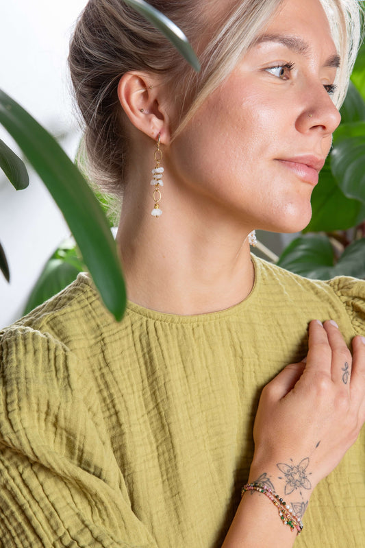 Asymmetrische oorbellen met maansteen voor zachtheid naar jezelf