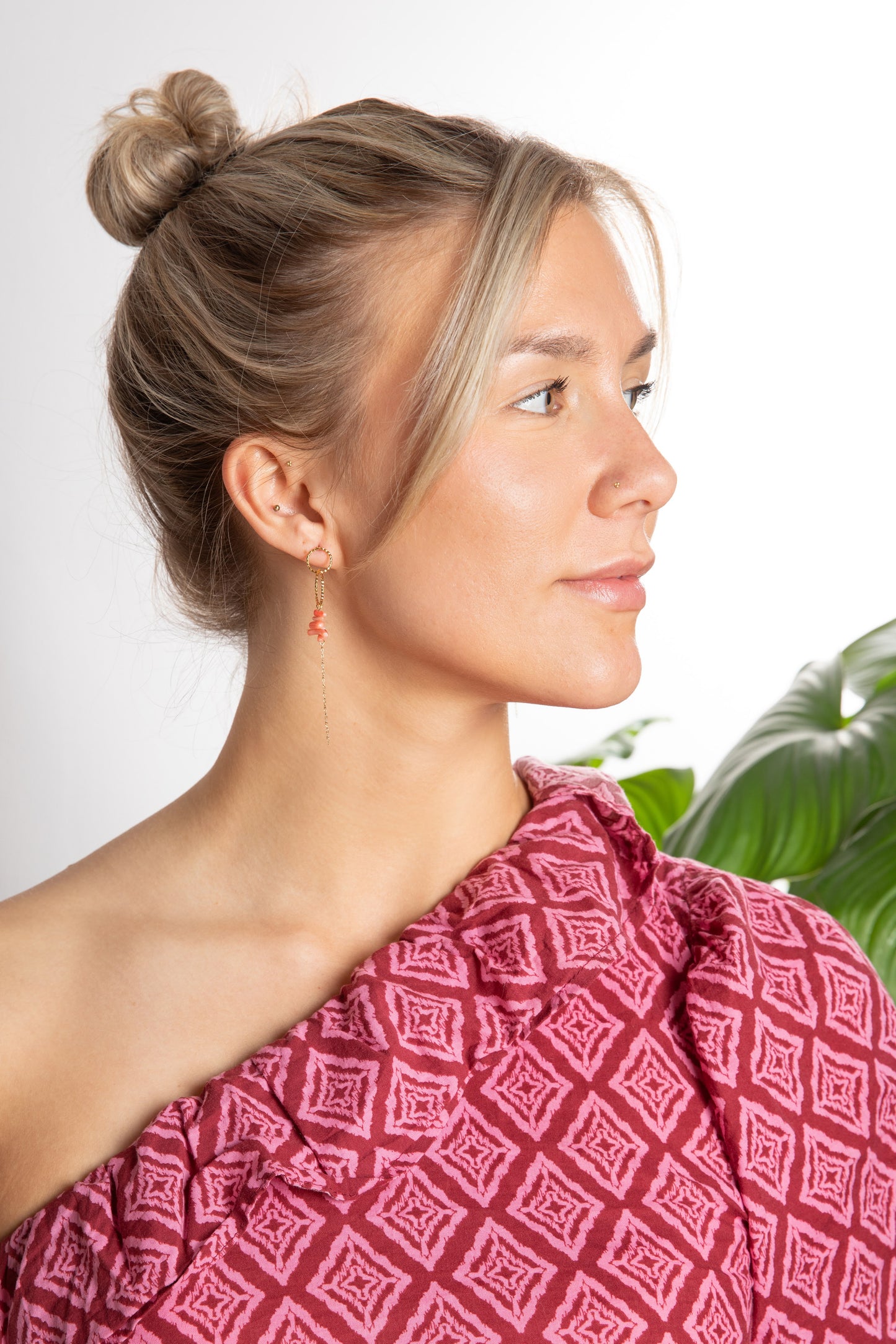 Minimalistische asymmetrische stekers met roze koraal