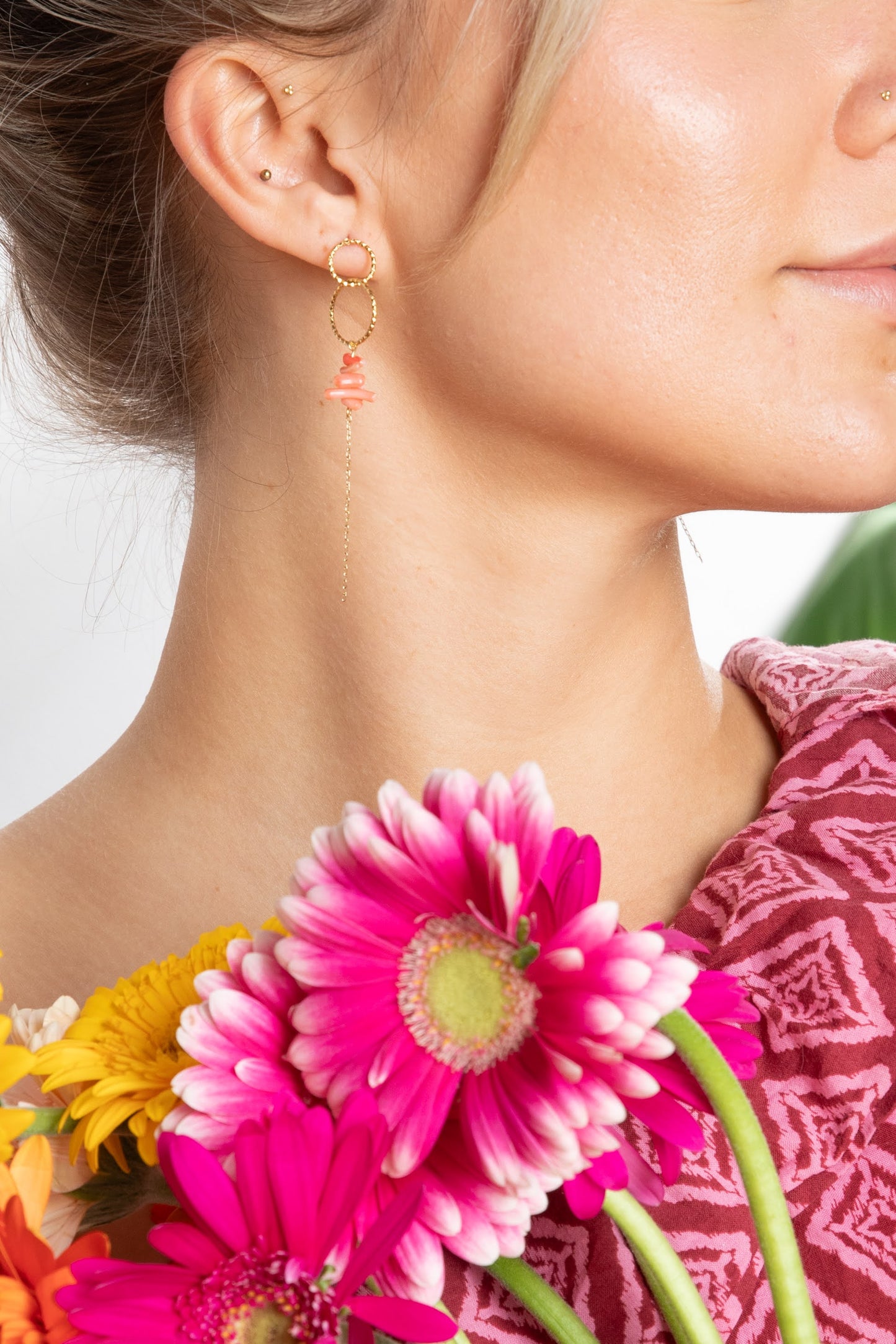 Minimalistische asymmetrische stekers met roze koraal