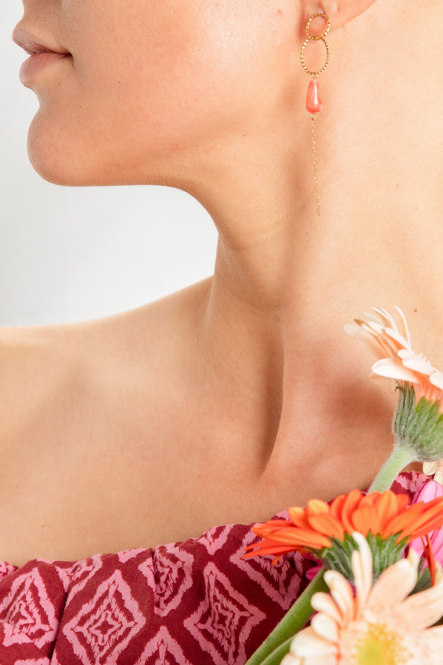 Minimalistische asymmetrische stekers met roze koraal