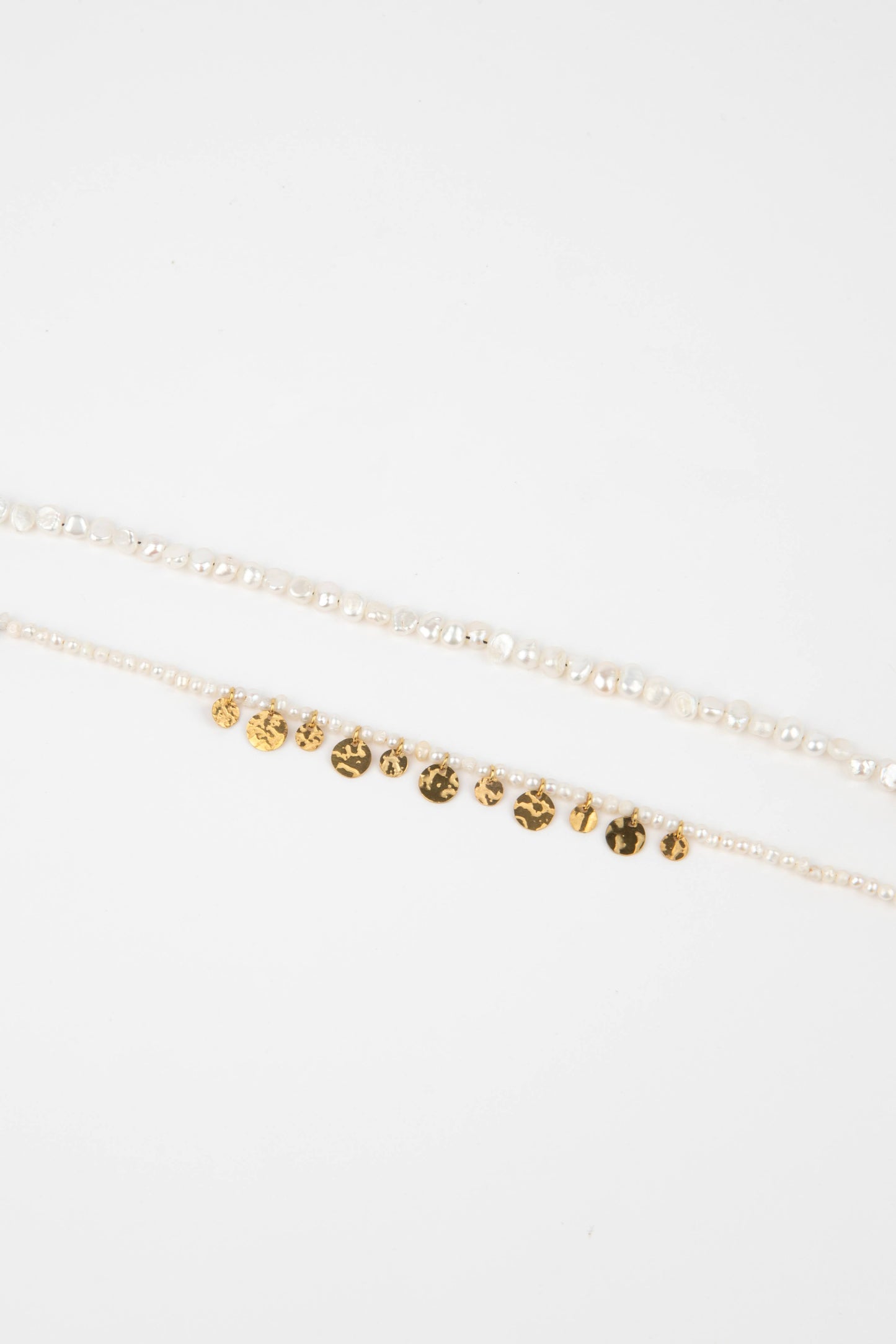 Look van 3 armbandjes met parel en maansteen