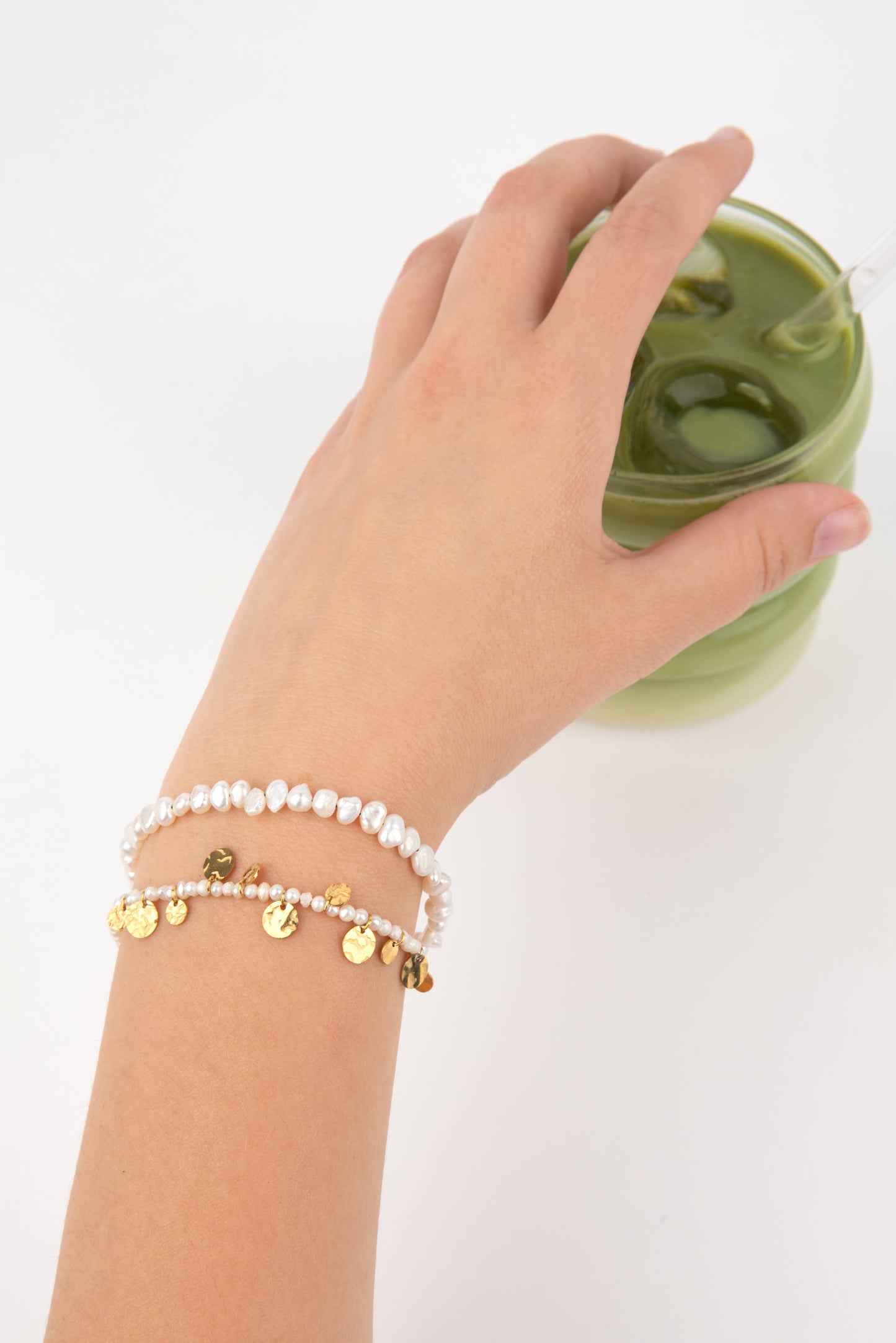 Look van 3 armbandjes met parel en maansteen