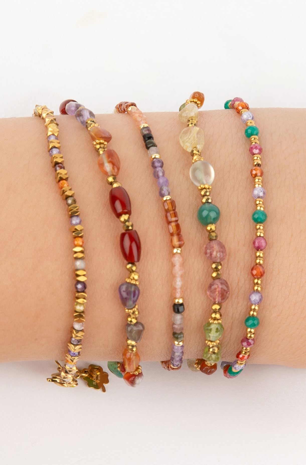 Look van 3 armbandjes met halfedelstenen