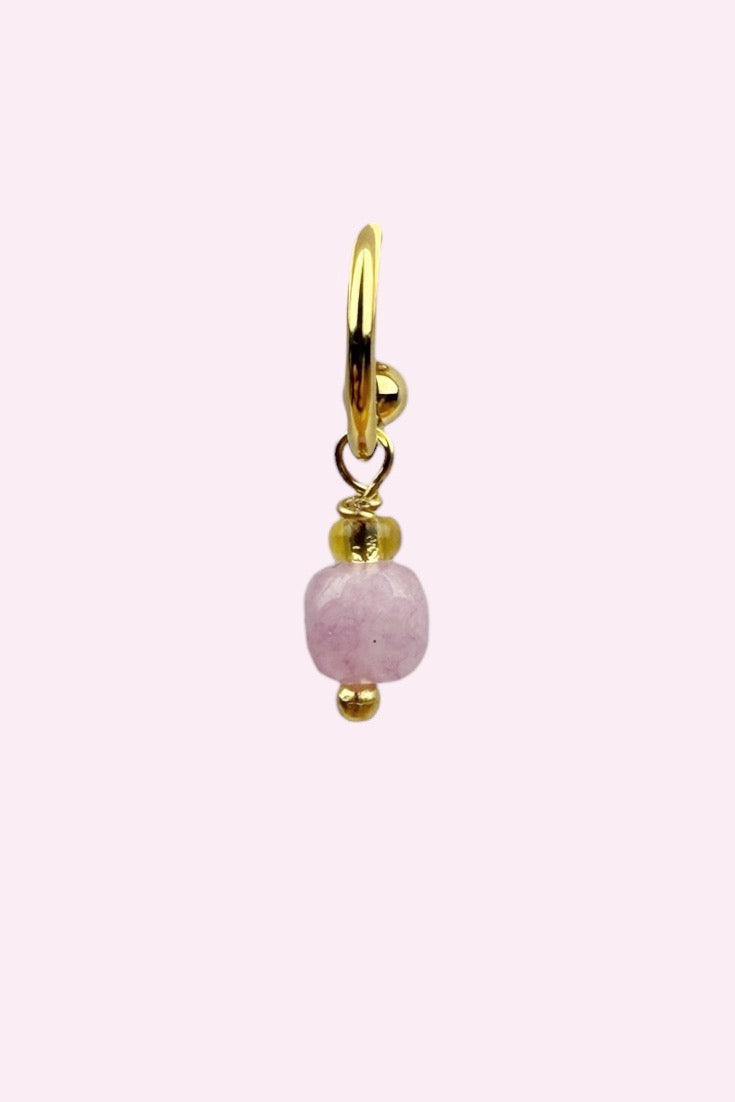 Amethyst Cube Huggie steker oorbel met kubusvormige amethist – Stay Gold Antwerp