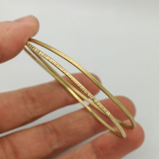 Handgemaakte bronzen gehamerde bangle tijdens Jewellery Experience in Antwerpen