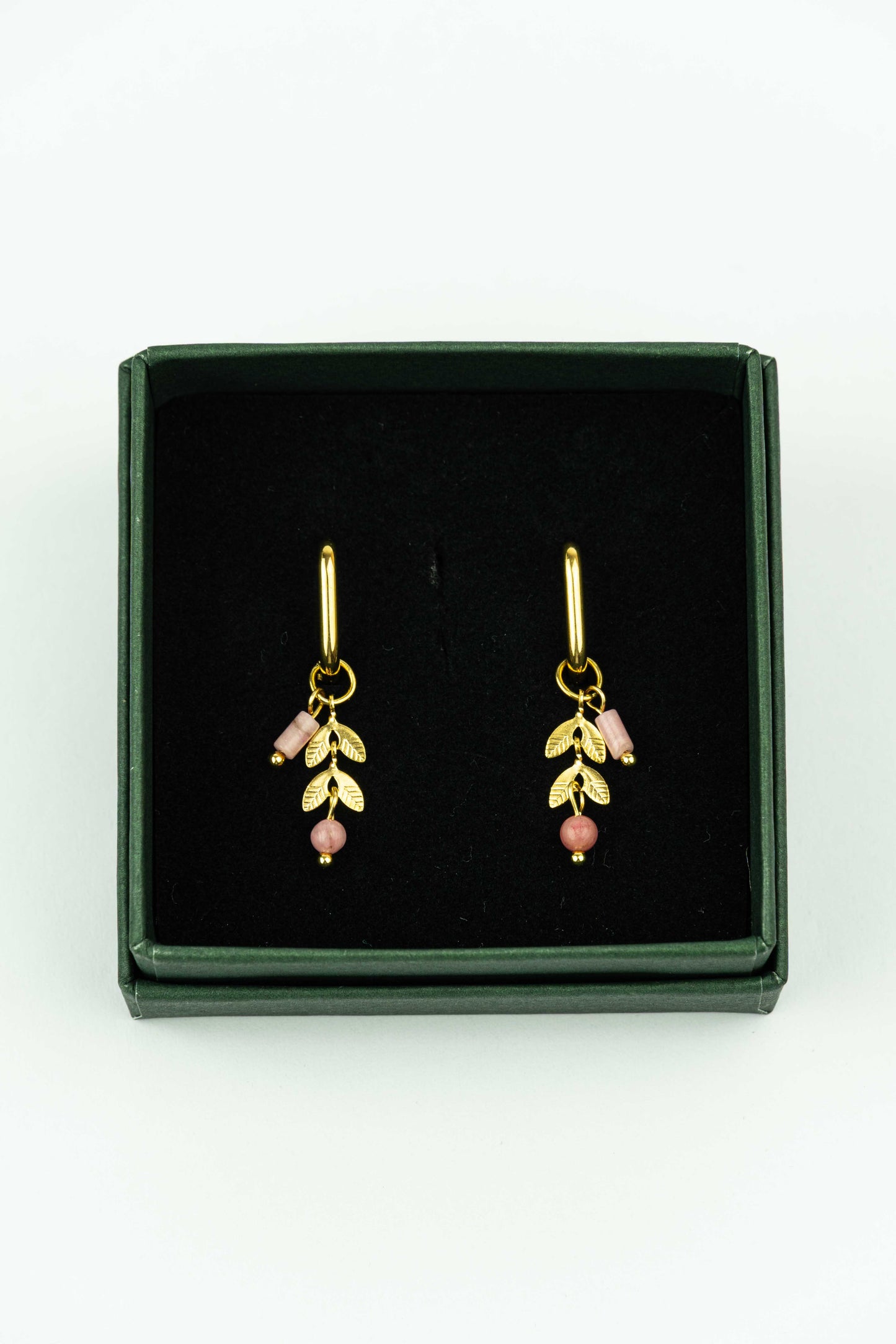 Beautiful set of 2 stainless steel gold plated earrings, inspired with a chevron shape chain and finished with little Rhodochrosite beads.

The earrings are made out of gold plated silver, with vermeil goldplating and are handmade in our by Stay Gold Antwerp atelier in the center of the city, just next to the cathedral of Antwerp.

hypoallergenic

The earring are 3.5cm long.

Giftwrapped in a beautiful Stay Gold Antwerp box.