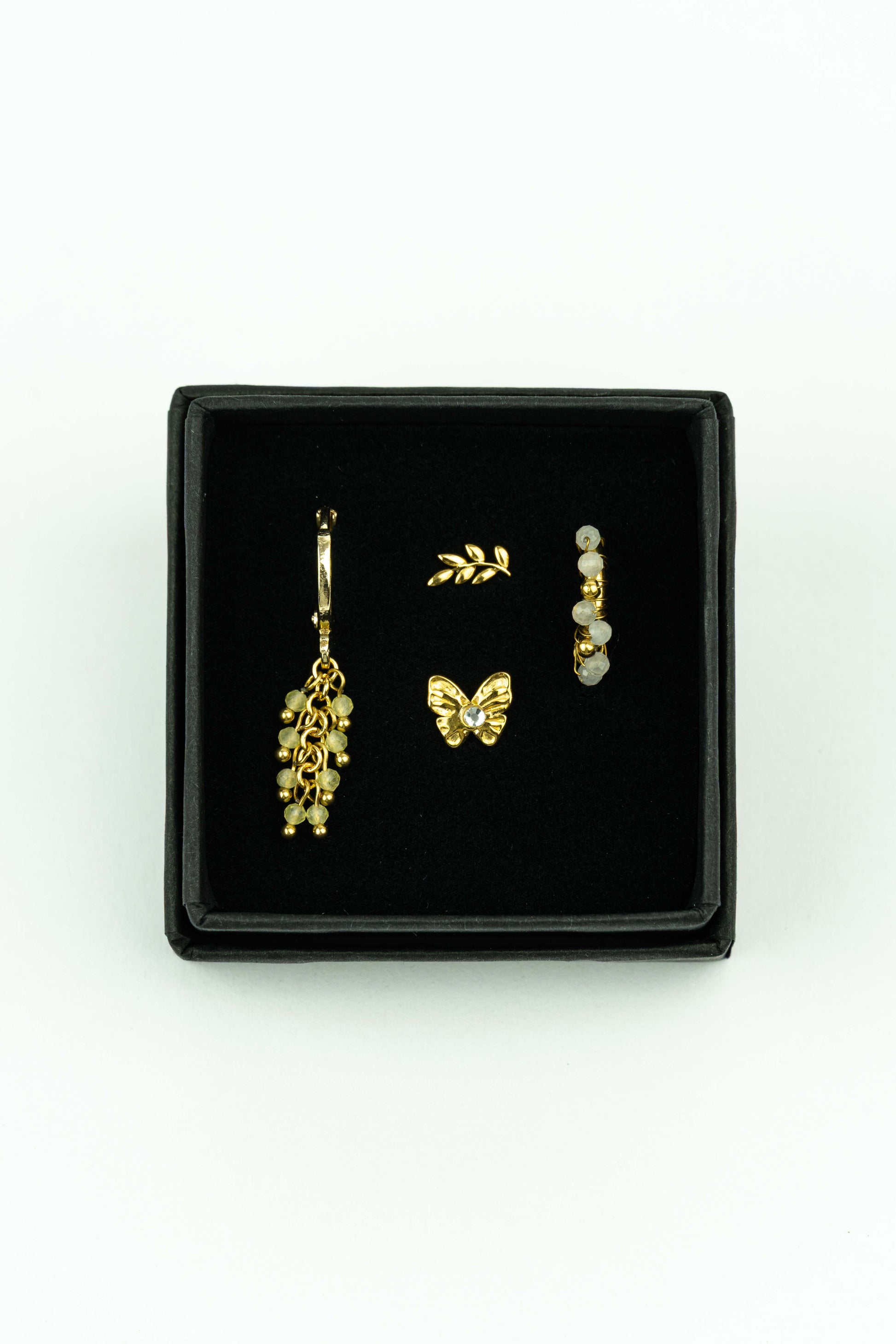 Beautiful set of 4 earrings:

Beautiful grape citrine and moonstone creole hoops,in combination with tiny butterfly and leaf stud earringsThe earrings are made out of goldplated stainless steel, handpicked by our Stay Gold Antwerp atelier in the center of the city, just next to the cathedral of Antwerp.

Hypoallergenic

Giftwrapped in a beautiful Stay Gold Antwerp box.