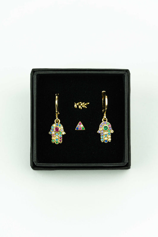 Beautiful set of 4 earrings:

Two detailed colourful Zirkonia Hamsa Hand hoops, a multi-colour Zirkonia triangel and a tiny leaf stud earring.

The earrings are made out of goldplated stainless steel, handpicked by our Stay Gold Antwerp atelier in the center of the city, just next to the cathedral of Antwerp.

Hypoallergenic

Giftwrapped in a beautiful Stay Gold Antwerp box.