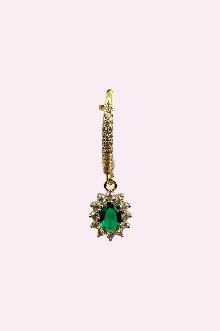 Smaragdgroene Emerald Cocktail Huggie oorbel met zirkoon en cocktail-hanger – Stay Gold Antwerp
