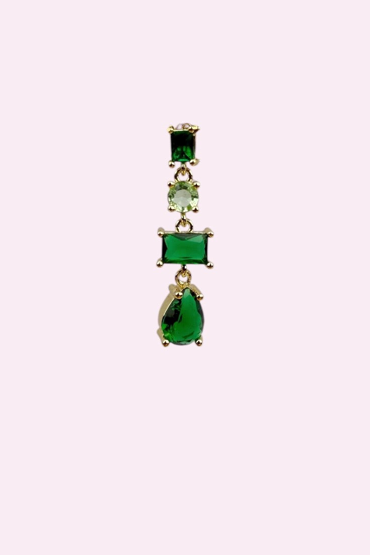 vergulde_huggie_oorbel_met_emerald_groene_zirkonia_en_elegant_design