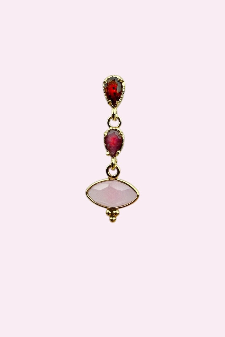 Evil Eye Stud Huggie oorbel met roze kwarts en toermalijn – Stay Gold Antwerp