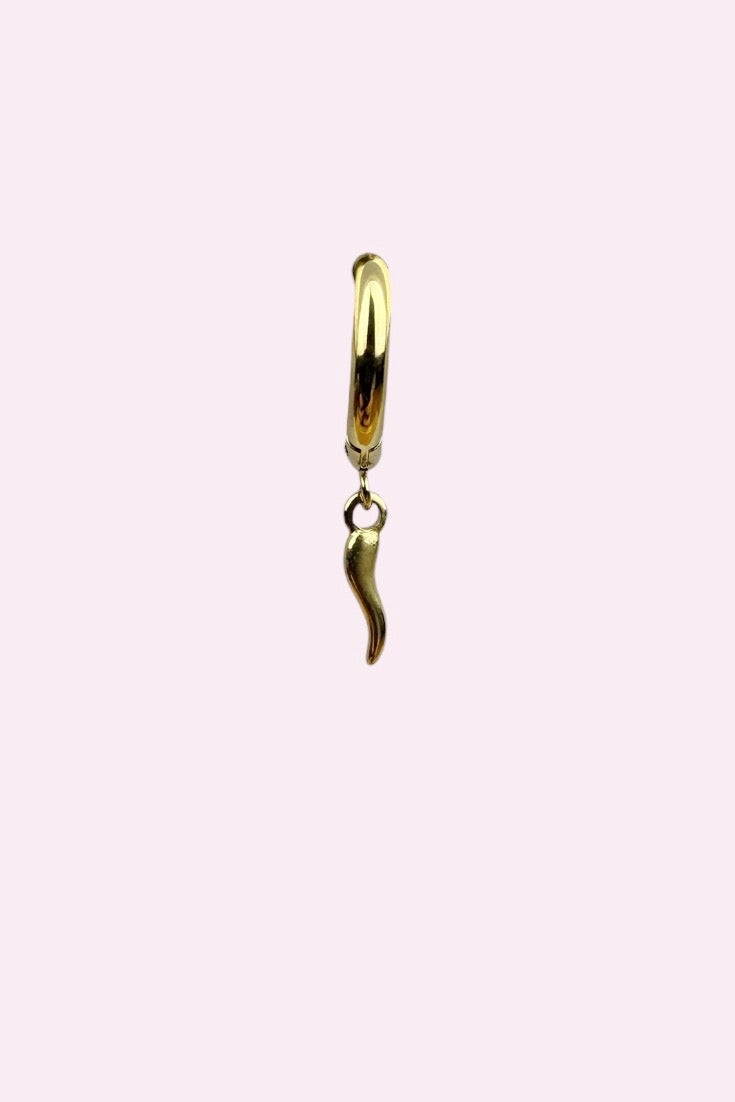 vergulde_golden_pepper_huggie_oorbel_met_elegant_en_speels_design