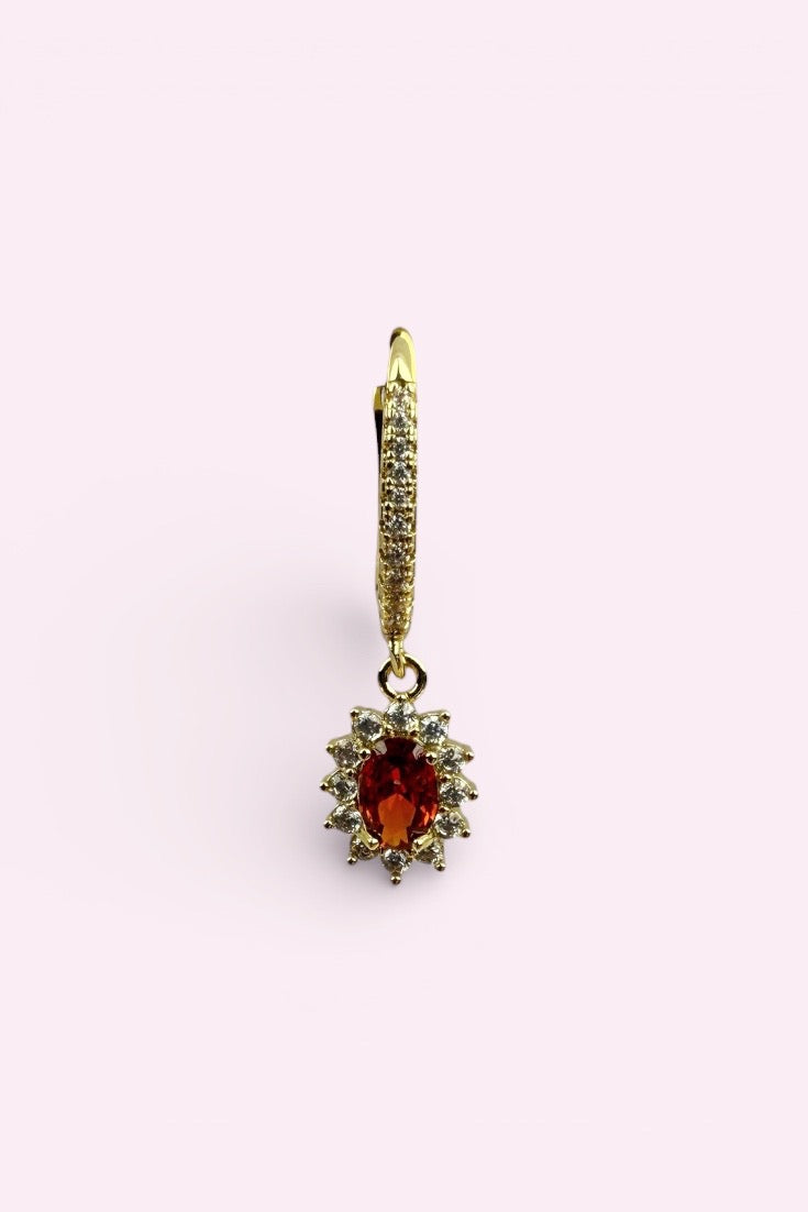 Dieprode Garnet Cocktail Huggie oorbel met fonkelende zirkoonsteen – Stay Gold Antwerp