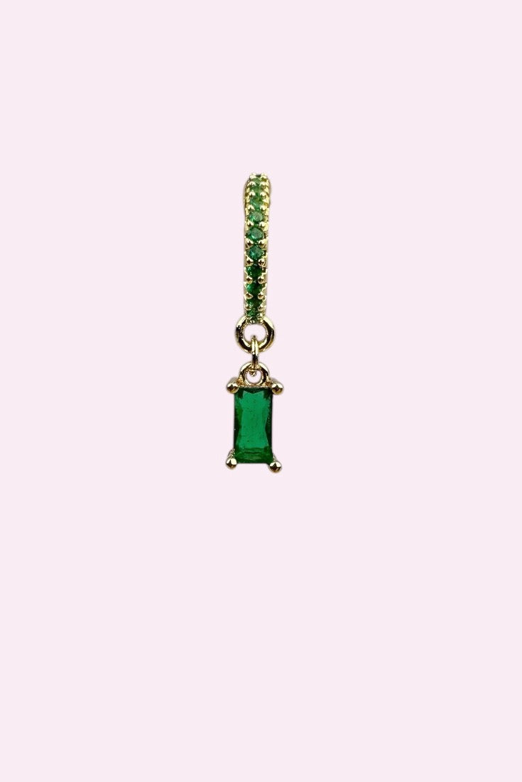 vergulde_huggie_oorbel_met_rechthoekige_groene_zirkonia_en_strak_design