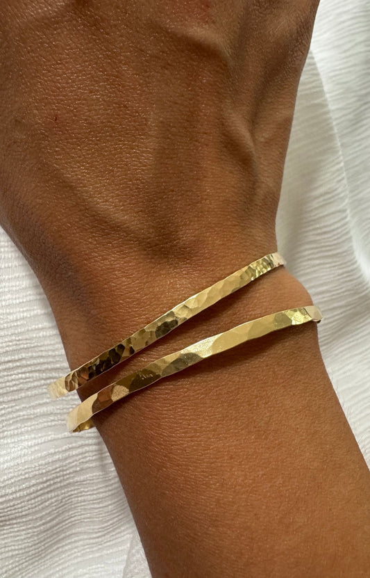Handgemaakte bronzen gehamerde bangle tijdens Jewellery Experience in Antwerpen