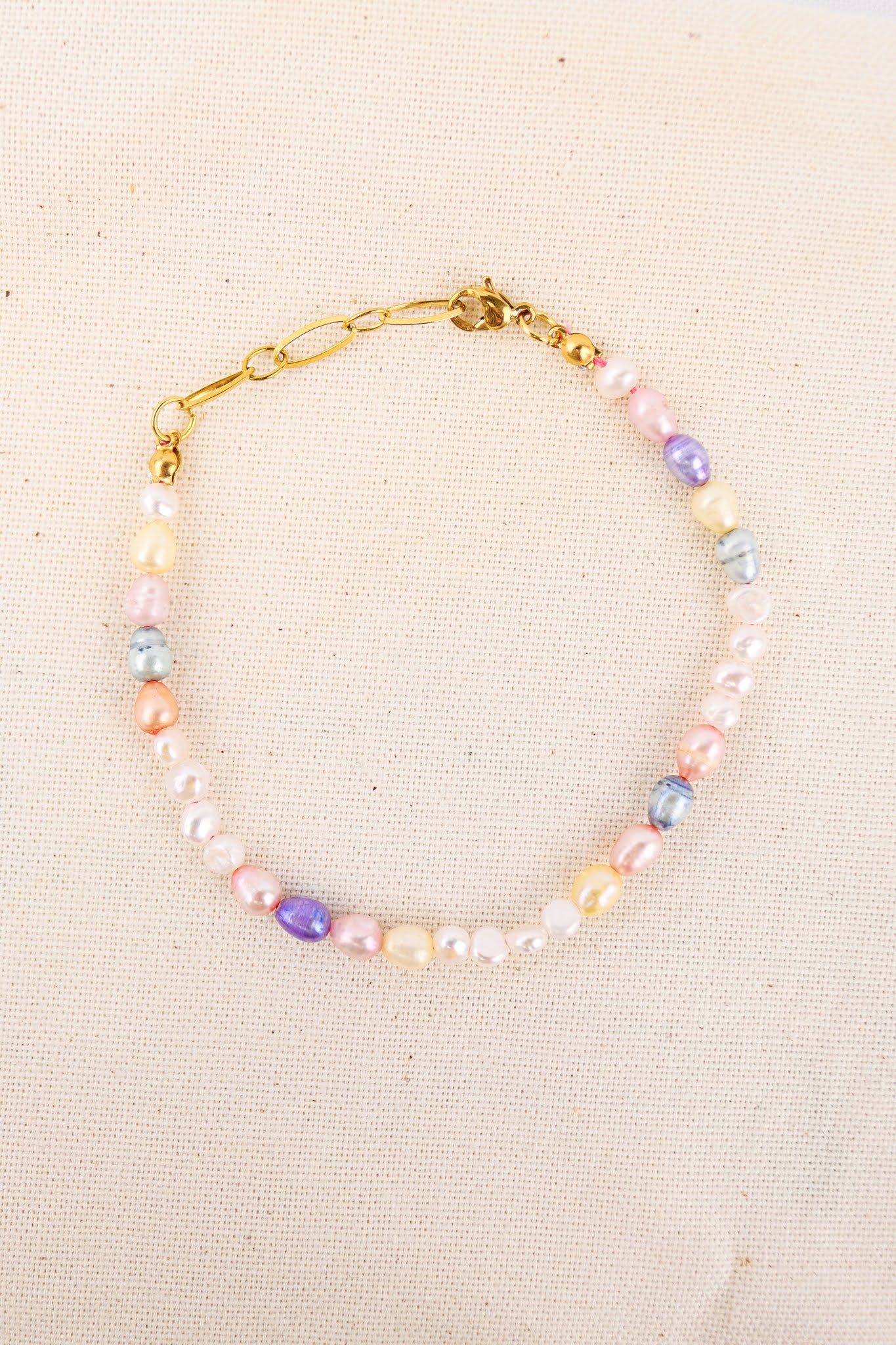 Luxurious pearl bracelet in multi colour