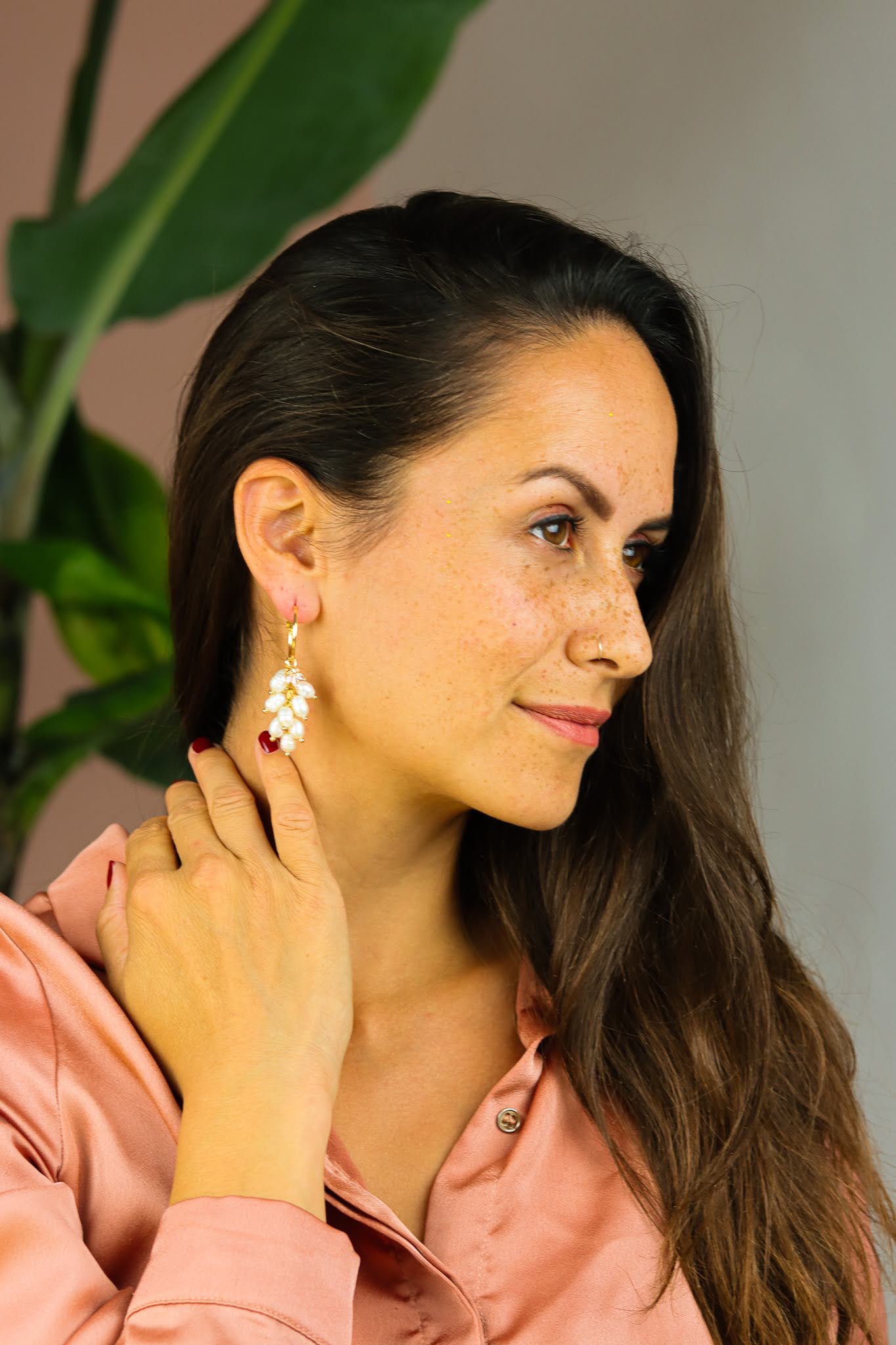 Stay gold by Mme Bovary Asymmetrical statement pearl & leaf earring