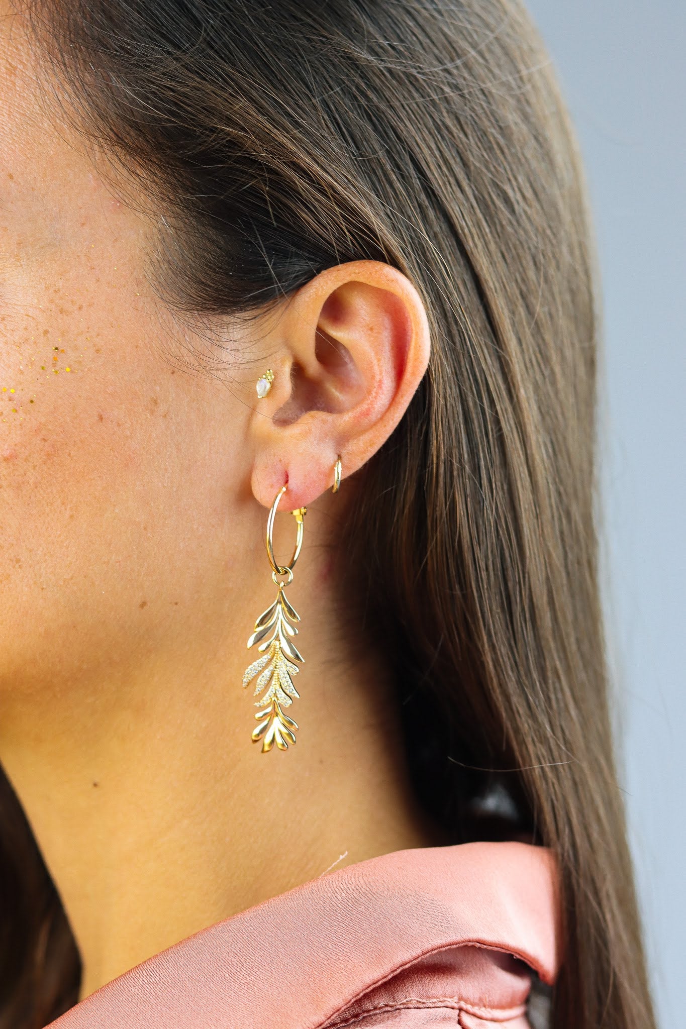 Stay gold by Mme Bovary Asymmetrical statement pearl & leaf earring