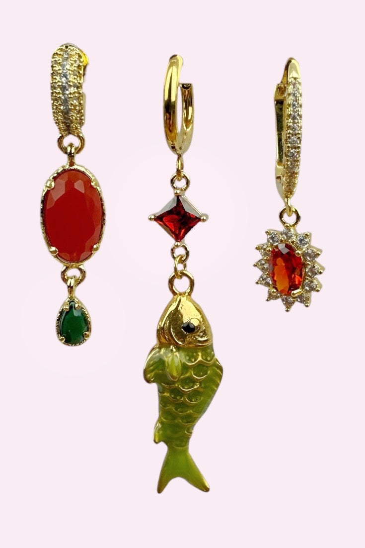 Mix & Match Trio met Victorian Huggie oorbel met granaat en malachiet, Symbolische Vis Huggie met granaat, malachiet en emaille, en Garnet Cocktail Huggie met dieprode granaat en fonkelende zirkoon – Stay Gold Antwerp