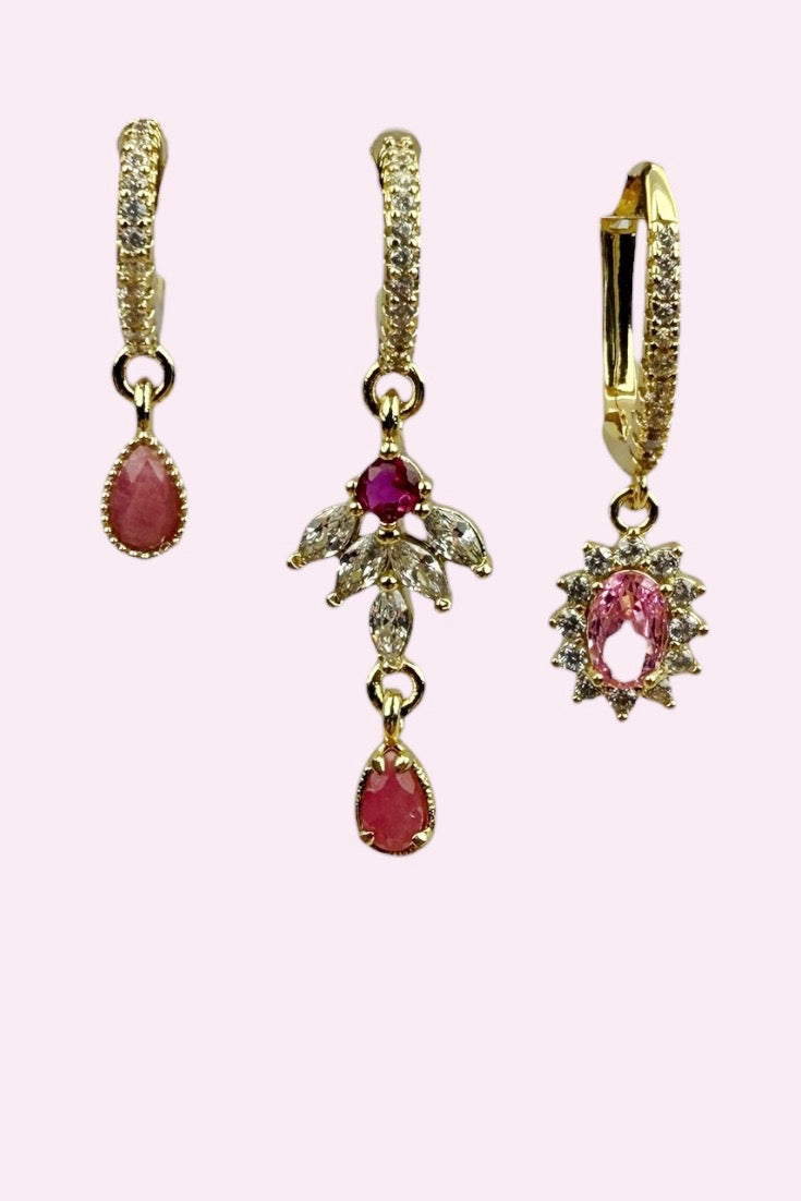 Mix & Match Trio oorbellen set “Cocktail Inspiration” met amethyst lotus huggie, roze lotus huggie en rozenkwarts cocktail huggie, handgemaakte statement oorbellen voor elegante asymmetrische mix & match stijl