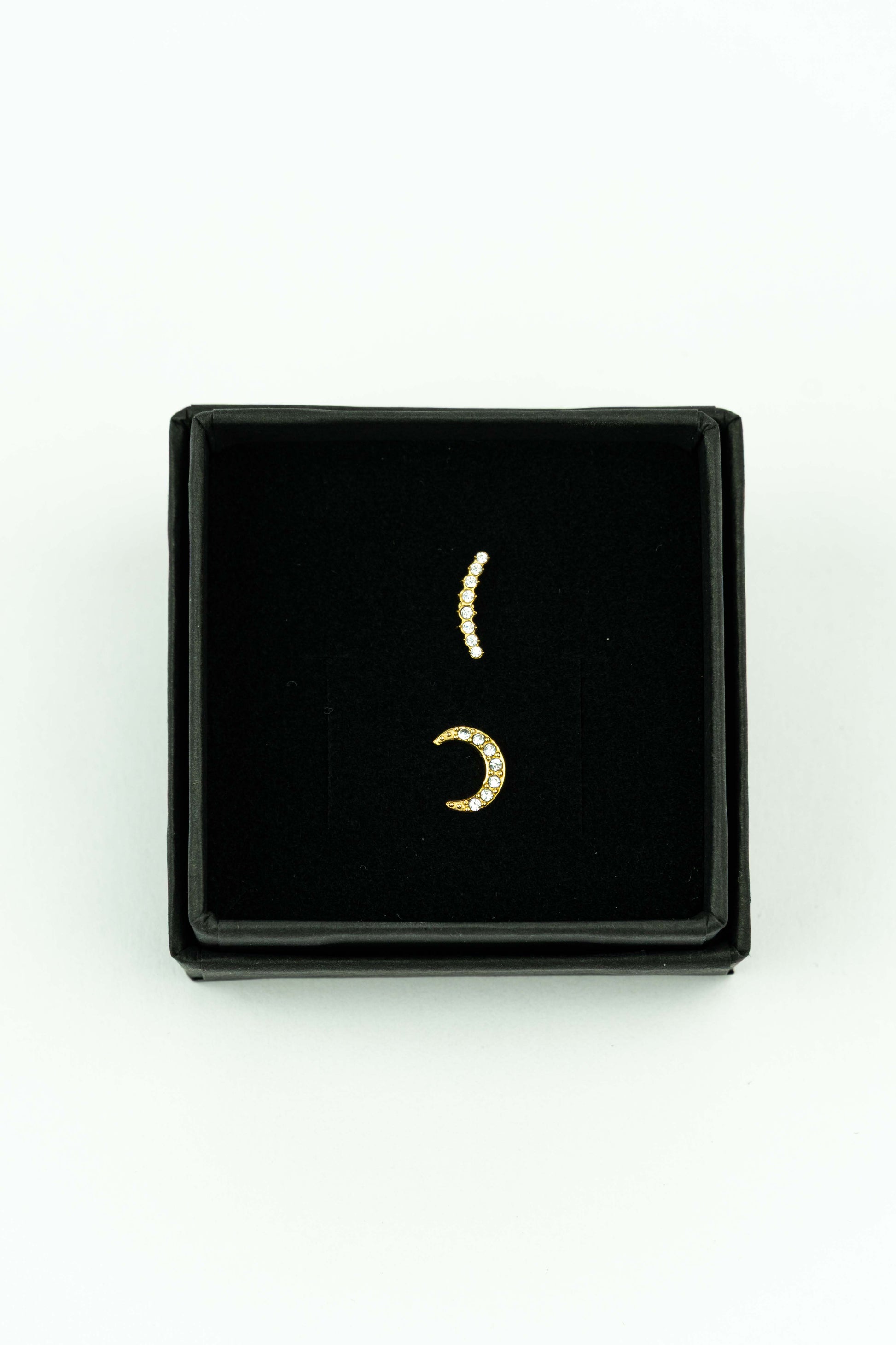 Beautiful set of 2 tiny stud earrings.

A beautiful detailed moon and crescent moon inspired design, filled with beautiful zirkonia.

The earrings are made out of stainless steel and handpicked by Stay Gold Antwerp atelier in the center of the city, just next to the cathedral of Antwerp.

hypoallergenic

The stud earrings are aprox 4mm.

Giftwrapped in a beautiful Stay Gold Antwerp box.