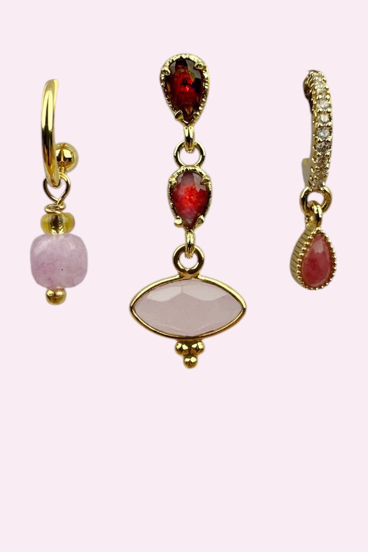 Mix & Match Trio met Amethyst Cube Huggie steker, Evil Eye Stud Huggie met roze kwarts en toermalijn, en Amethyst Lotus Huggie met zirconia en diamantaccenten – Stay Gold Antwerp