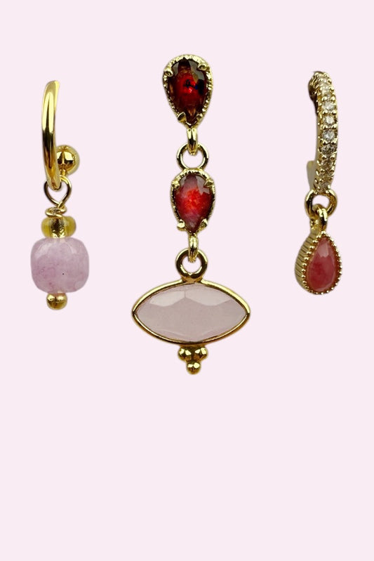 Mix & Match Trio met Amethyst Cube Huggie steker, Evil Eye Stud Huggie met roze kwarts en toermalijn, en Amethyst Lotus Huggie met zirconia en diamantaccenten – Stay Gold Antwerp