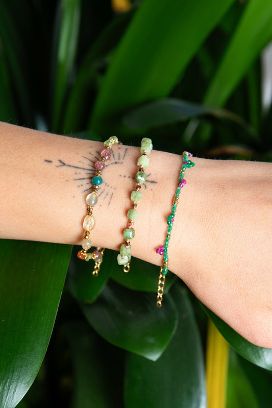 Look van 3 armbandjes met groene jade voor bescherming