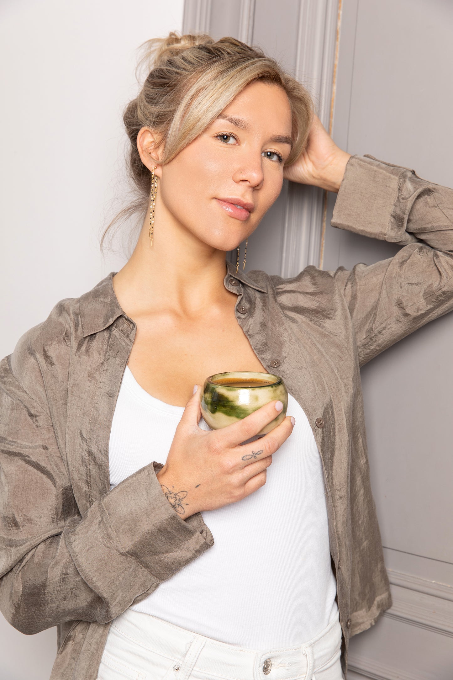 lange wit zwarte chandelier steker oorbellen in stainless steel