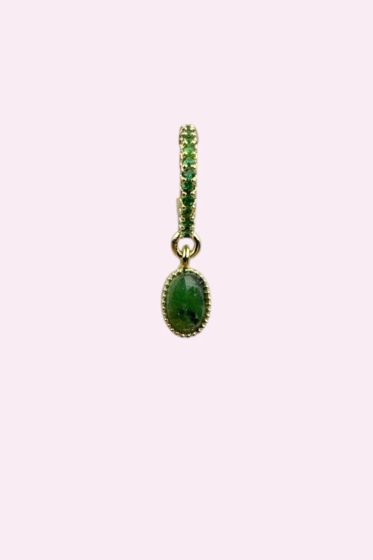 Victorian Huggie oorbel met ruby zoisite kristal – Stay Gold Antwerp